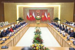 Hai Thủ tướng Việt Nam - Ba Lan hội đ&agrave;m: Nhất tr&iacute; phối hợp n&acirc;ng kim ngạch thương mại song phương l&ecirc;n 6 tỷ USD
