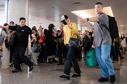 H&igrave;nh ảnh BigBang tại Nội B&agrave;i trước khi l&ecirc;n chuyến bay rời H&agrave; Nội