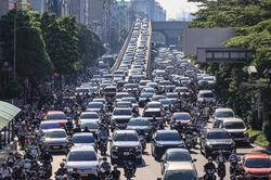 H&agrave; Nội đẩy nhanh xử l&yacute; &ugrave;n tắc, &uacute;ng ngập, siết trật tự đ&ocirc; thị