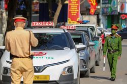 CSGT H&agrave; Nội sẽ tăng cường xử l&yacute; xe dừng đỗ tr&aacute;i ph&eacute;p trước cổng trường
