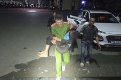 Tuy&ecirc;n Quang: Xuy&ecirc;n đ&ecirc;m t&igrave;m kiếm, kịp thời cứu sống người d&acirc;n bị ng&atilde; xuống vực s&acirc;u khi đi rừng