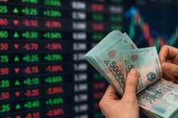 Chứng kho&aacute;n ra sao khi tiền chờ đầu tư xuống đ&aacute;y 3 năm?