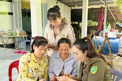 C&ocirc;ng an TP Cần thơ đưa kỹ năng số đến từng gia đ&igrave;nh