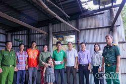 Đất Mới kịp thời hỗ trợ hộ d&acirc;n bị thiệt hại nh&agrave; do ch&aacute;y