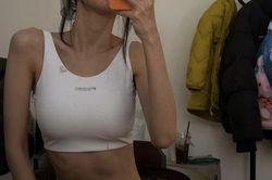 'Nữ ho&agrave;ng legging' tuổi 32 vẫn đẹp quyến rũ, sở hữu v&ograve;ng eo nhỏ đ&aacute;ng ngưỡng mộ, y&ecirc;u th&iacute;ch loại nước l&agrave;m từ 2 nguy&ecirc;n liệu quen thuộc