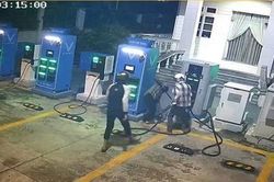 TPHCM: Bắt nhanh nhóm đối tượng gây ra hai vụ cắt trộm dây cáp tại trạm sạc VinFast