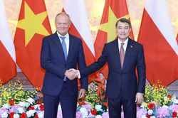 Thủ tướng L&ecirc; Minh Hưng chủ tr&igrave; lễ đ&oacute;n Thủ tướng Ba Lan Donald Tusk