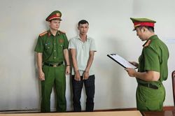 Bắt giam kẻ giả danh ph&oacute; gi&aacute;m đốc, lừa t&igrave;nh lẫn tiền của người phụ nữ