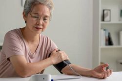 Đo huyết áp tại nhà, vì sao mỗi lần cho một kết quả khác nhau?