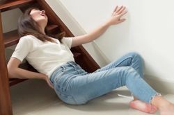 T&eacute; ng&atilde; tưởng chỉ trầy xước nhẹ, người bệnh nguy kịch v&igrave; tổn thương nội tạng: Kh&ocirc;ng chủ quan khi c&oacute; dấu hiệu n&agrave;y