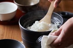 Tưởng bỏ cơm gi&uacute;p hạ đường huyết, người phụ nữ bỗng mệt lả, rụng t&oacute;c từng nắm