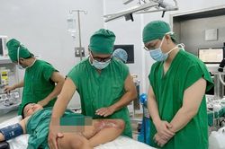 B&eacute; trai 9 tuổi được phẫu thuật giải ph&oacute;ng co r&uacute;t ch&acirc;n sau bỏng