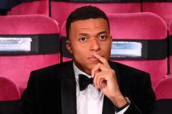 9 lần lỡ hẹn Quả b&oacute;ng v&agrave;ng, Mbappe trở th&agrave;nh tr&ograve; cười
