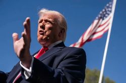 &Ocirc;ng Trump n&oacute;i về gi&aacute; xăng cao: 'Ch&uacute;ng ta đang kiếm bộn tiền'