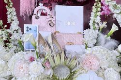 Hỏi vợ bằng tráp cưới có iPhone 18 Promax, túi Dior