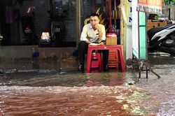 Triều cường l&ecirc;n cao 1,75 m, d&acirc;n văn ph&ograve;ng TP.HCM thẫn thờ chờ nước r&uacute;t