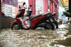 Triều cường d&acirc;ng cao 1,75 m, tuyến đường ph&iacute;a nam TP.HCM ngập s&acirc;u