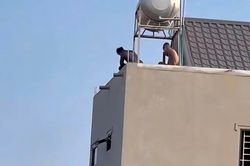 Sau 9 giờ đấu tr&iacute;, hai đối tượng ma t&uacute;y cố thủ tr&ecirc;n m&aacute;i nh&agrave; ở Thanh H&oacute;a ra đầu h&agrave;ng