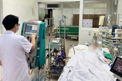 Nam thanh niên 23 tuổi suy hô hấp nặng do tự điều trị sốt xuất huyết tại nhà