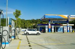 Xem x&eacute;t phương &aacute;n giảm gi&aacute; điện v&agrave; giảm thuế ti&ecirc;u thụ đặc biệt với xăng về 0%