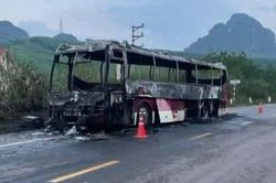 Xe khách cháy rụi ở Quảng Ninh, 23 du khách nước ngoài thoát nạn
