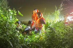 Cứu sống nam thanh ni&ecirc;n gặp nạn dưới s&ocirc;ng Hương
