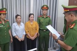 Hai phụ nữ mua ổ kh&oacute;a, kh&oacute;a cửa nhốt chủ nh&agrave; để đ&ograve;i tiền cọc
