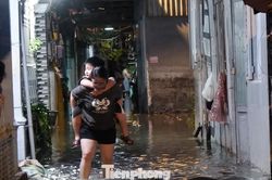 Nước tr&agrave;n v&agrave;o nh&agrave;, người d&acirc;n TPHCM tất tả đắp bao c&aacute;t 'chạy' ngập