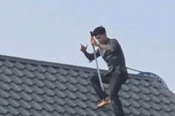 Nguy&ecirc;n nh&acirc;n 2 đối tượng cầm kiếm cố thủ tr&ecirc;n m&aacute;i nh&agrave;