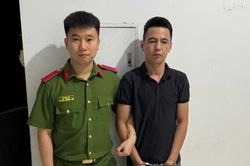 Phụ xe cầm gậy b&oacute;ng ch&agrave;y đ&aacute;nh g&atilde;y tay t&agrave;i xế &ocirc; t&ocirc;
