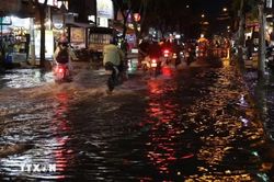 Triều cường g&acirc;y ngập đ&uacute;ng giờ tan tầm, giao th&ocirc;ng Th&agrave;nh phố Hồ Ch&iacute; Minh chật vật