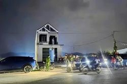 Cận cảnh vụ bắt giữ hai người đ&agrave;n &ocirc;ng cầm hung kh&iacute; kiếm, gậy gỗ cố thủ tr&ecirc;n n&oacute;c nh&agrave;