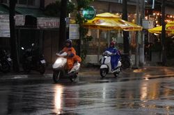 Thời tiết ng&agrave;y 27/10: Mưa lớn ở miền Trung, biển động mạnh