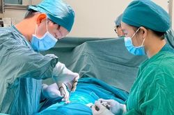 B&eacute; trai 3 tuổi bị lồng ruột hiếm gặp, phải cắt bỏ 10cm ruột