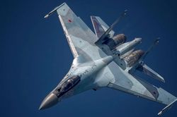 Oanh tạc cơ Nga bay hơn 13 giờ gần Alaska, tiêm kích Su-35 hộ tống