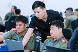 Lần đầu ti&ecirc;n c&ocirc;ng an v&agrave; c&aacute;n bộ c&aacute;c bộ ng&agrave;nh c&ugrave;ng diễn tập ứng ph&oacute; sự cố mạng