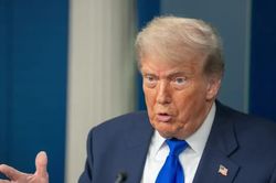 &Ocirc;ng Trump treo thưởng 1 triệu USD cho tin b&aacute;o gian lận bầu cử