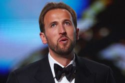 Harry Kane x&uacute;c động sau khi gi&agrave;nh Quả b&oacute;ng v&agrave;ng 2026