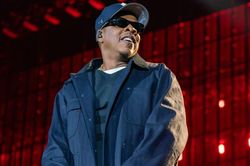 Jay-Z lần đầu đảm nhận vai tr&ograve; nghệ sĩ ch&iacute;nh tại Super Bowl 2027