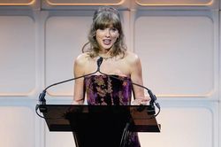 Taylor Swift tiết lộ tr&ograve; đ&ugrave;a &aacute;m ảnh suốt nhiều th&aacute;ng