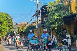 [Photo] - Phố cổ Hội An vẫn h&uacute;t kh&aacute;ch du lịch trong m&ugrave;a thấp điểm