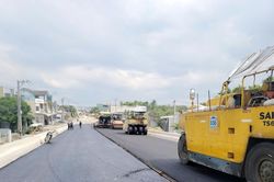 Ho&agrave;n th&agrave;nh thảm b&ecirc; t&ocirc;ng nhựa mặt cầu vượt đường sắt tr&ecirc;n quốc lộ 14E