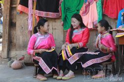 Giày thêu của người Xạ Phang