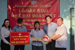 Phường Di&ecirc;n Hồng b&agrave;n giao nh&agrave; &ldquo;Đại đo&agrave;n kết&rdquo; cho hộ ngh&egrave;o