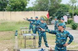 Trường Sĩ quan Không quân kiểm tra thực hành bắn súng bộ binh