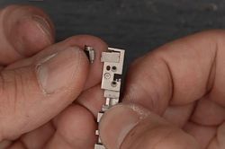 Vụ việc vỡ m&agrave;n h&igrave;nh gập tr&ecirc;n iPhone Duo: Nh&agrave; cung ứng bản lề Fine M-Tec b&aacute;c bỏ lỗi linh kiện