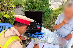 CSGT Đồng Nai xử l&yacute; t&agrave;i xế 72 tuổi d&ugrave;ng thẻ nhận dạng l&aacute;i xe của con trai