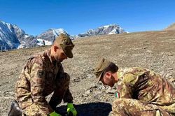Băng tan trên dãy núi Dolomites hé lộ hàng trăm quả bom từ Thế chiến thứ nhất