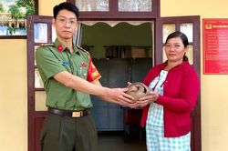 Phát hiện tê tê quý hiếm, người dân mang đến giao nộp Công an xã