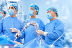 Đi ngoài ra máu, người phụ nữ 74 tuổi phát hiện khối u đại tràng sigma